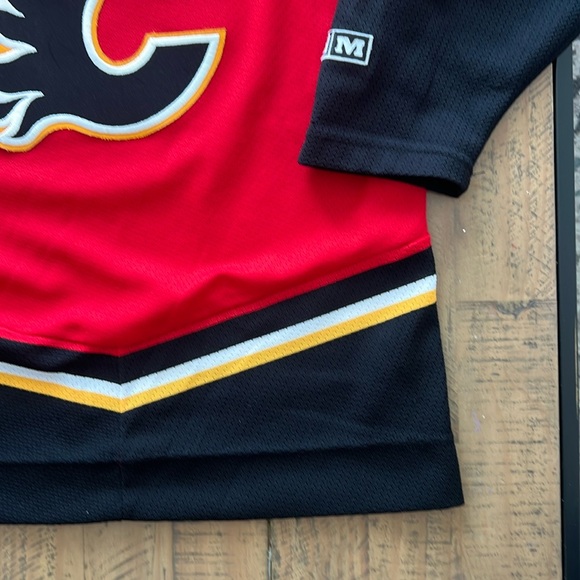 Calgary Flames CCM Official Licensed Jersey - Youth L/XL - Picture 5 of 15